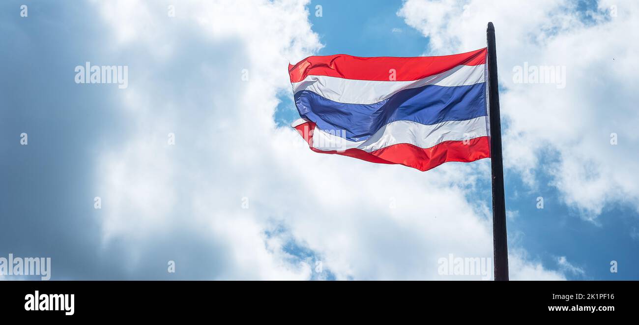 Drapeau thaïlandais sur fond bleu ciel Banque D'Images