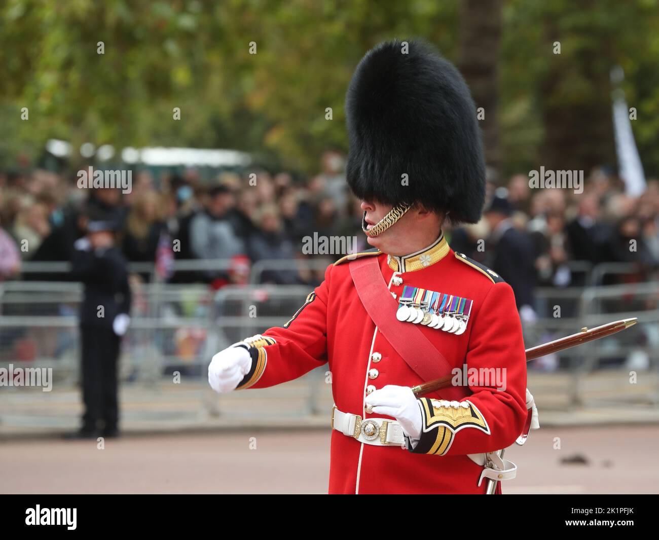 Un soldat portant une peau de barbe sur le Mall lors des funérailles d'état de la reine Elizabeth II, Londres, Royaume-Uni Banque D'Images