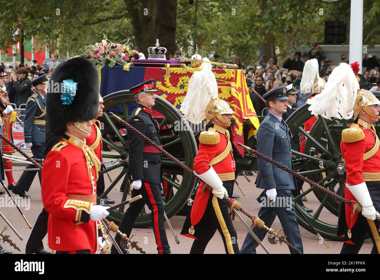 Le cercueil de la reine Elizabeth II est transporté sur un chariot tiré par le personnel de service de la Royal Navy pendant le cortège funèbre le long du Mall à Londres, au Royaume-Uni Banque D'Images
