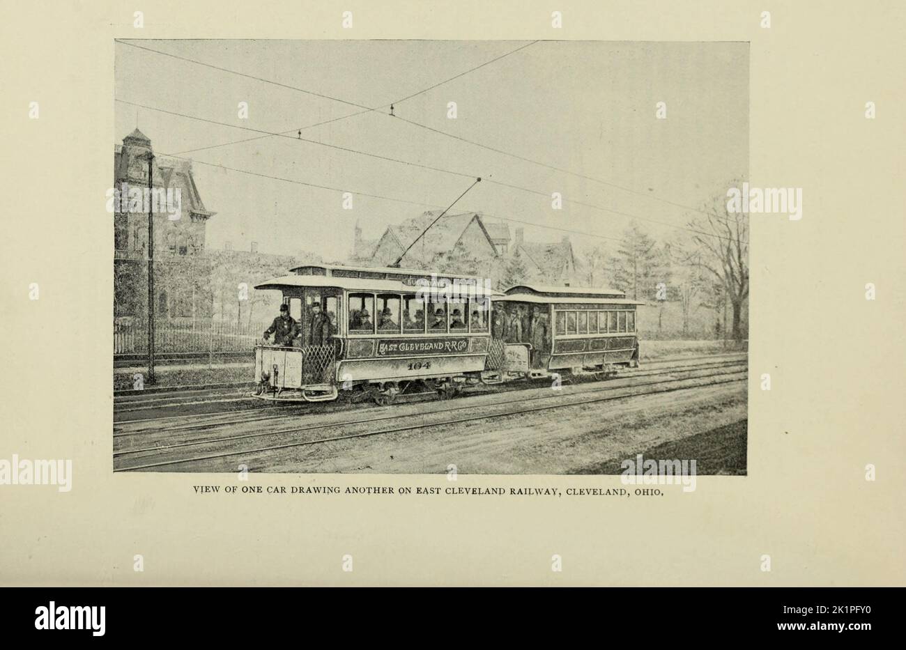 Une voiture en tirant une autre sur East Cleveland Railway, Cleveland, Ohio de l'article LEÇONS DE LA RICHMOND ELECTRIC RAIL-WAY de l'Engineering Magazine CONSACRÉ AU PROGRÈS INDUSTRIEL Volume VII avril à septembre, 1894 NEW YORK The Engineering Magazine Co Banque D'Images