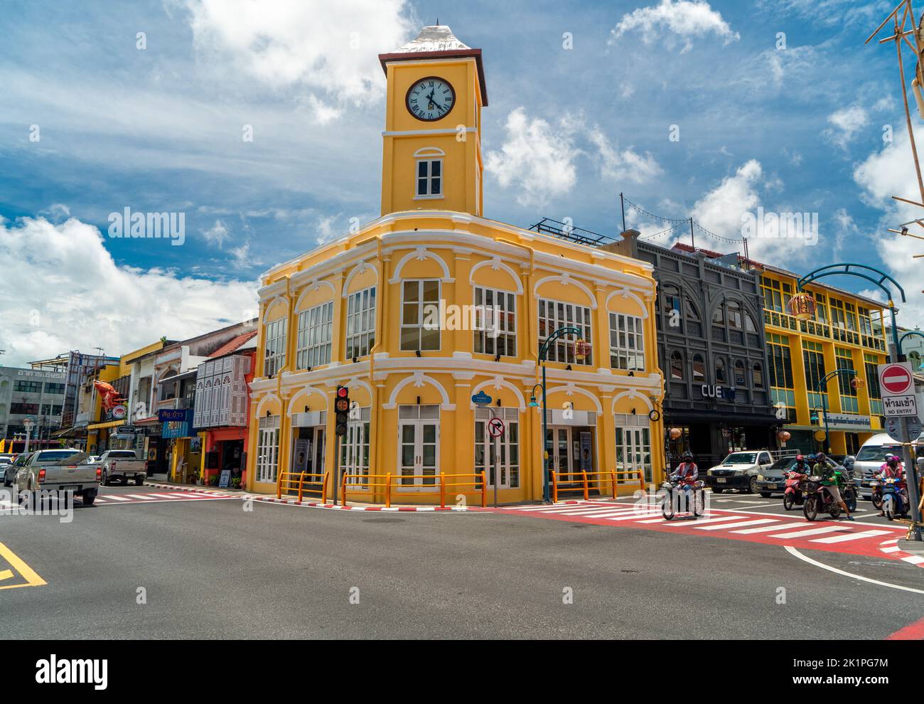 Tour de l'horloge de la ville de Phuket dans la vieille ville de Phuket, Thaïlande. Un point de repère de la vieille ville de Phuket, une zone touristique populaire. Banque D'Images