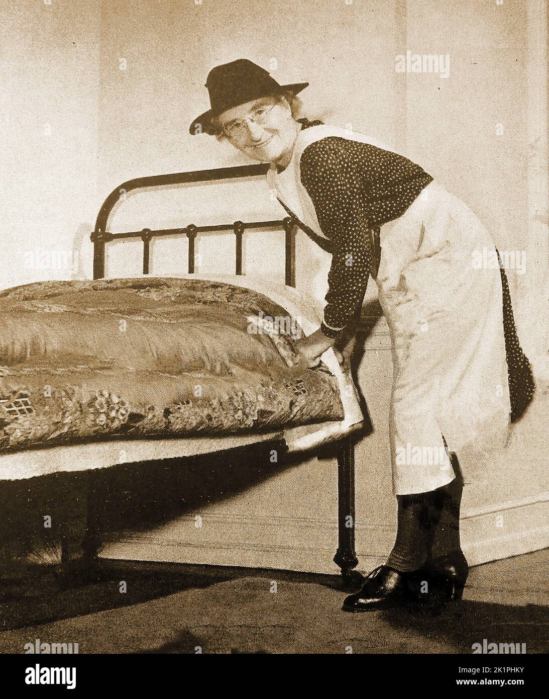 Un portrait des années 1940 de Mme Mercy Renolds (parfois écrit Reynolds) 'Chief Bedmaker; à Emmanuel College Cambridge. Les Bedmakers ont été et sont un rendez-vous régulier dans les collèges et universités britanniques . Leur travail implique souvent des tâches générales de nettoyage. Banque D'Images