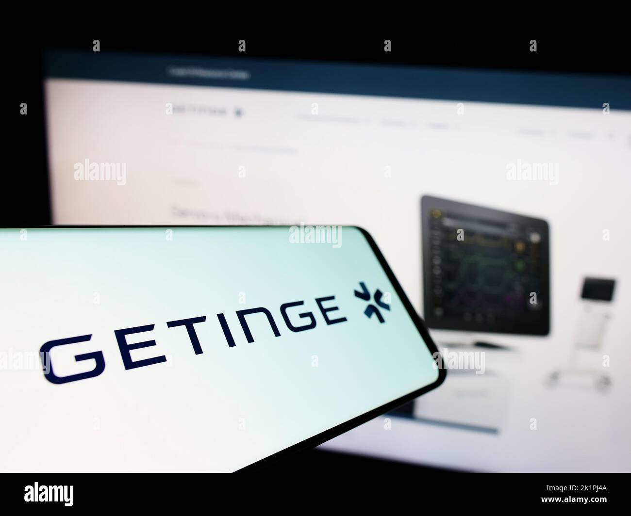 Smartphone avec logo de la technologie médicale suédoise Getinge AB à l'écran en face du site Web d'affaires. Concentrez-vous sur le centre de l'écran du téléphone. Banque D'Images