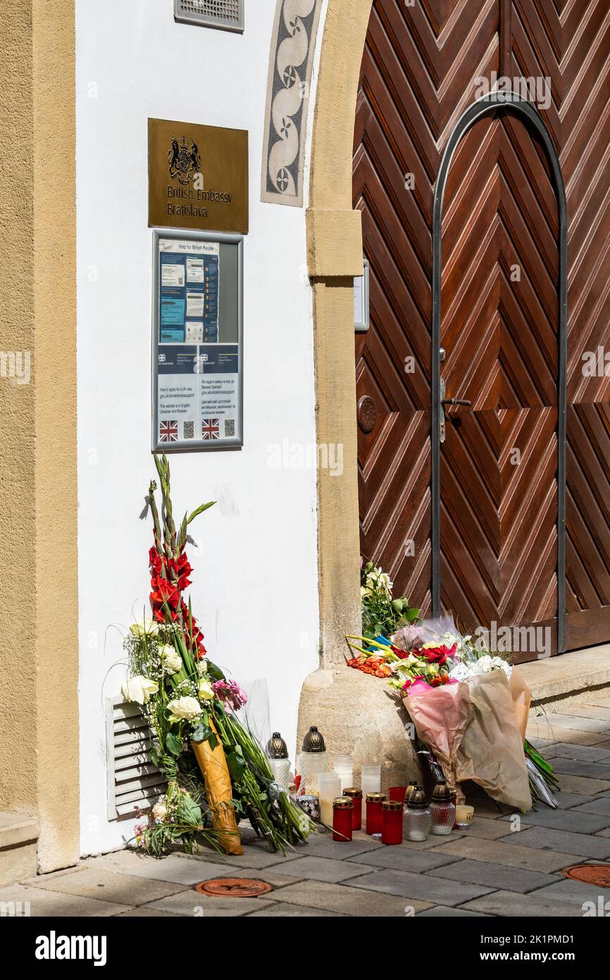 Des fleurs et des bougies placées devant l'ambassade britannique pleurent le décès de la reine Elizabeth II d'Angleterre. Banque D'Images