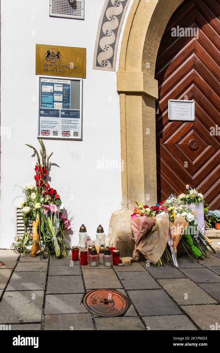 Des fleurs et des bougies placées devant l'ambassade britannique pleurent le décès de la reine Elizabeth II d'Angleterre. Banque D'Images
