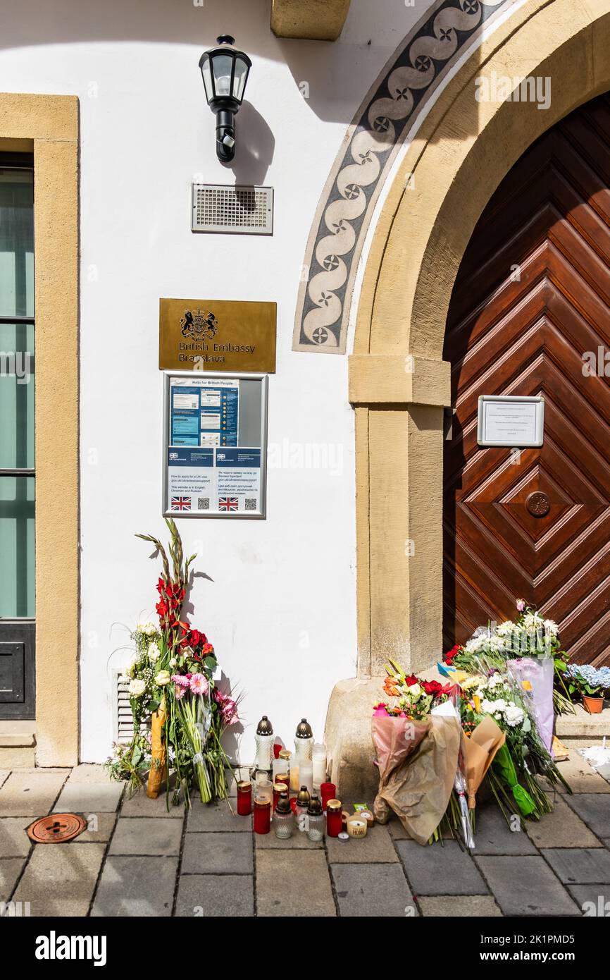 Des fleurs et des bougies placées devant l'ambassade britannique pleurent le décès de la reine Elizabeth II Banque D'Images