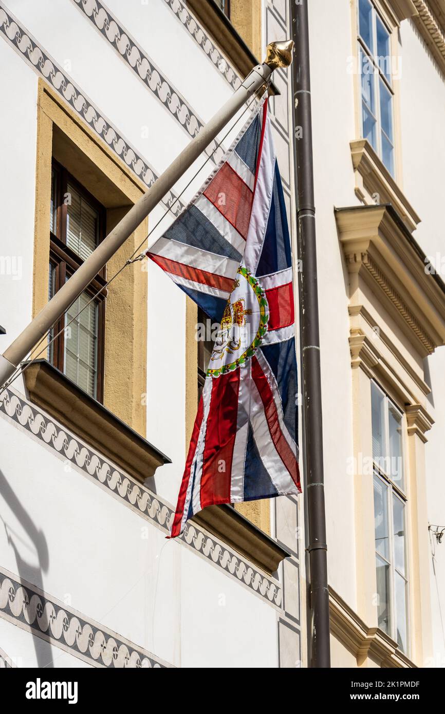 Un drapeau suspendu au-dessus de la porte de l'ambassade britannique à Bratislava, Slovaquie Banque D'Images