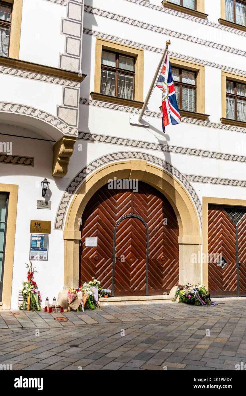 Des fleurs et des bougies placées devant l'ambassade britannique pleurent le décès de la reine Elizabeth II d'Angleterre. Banque D'Images