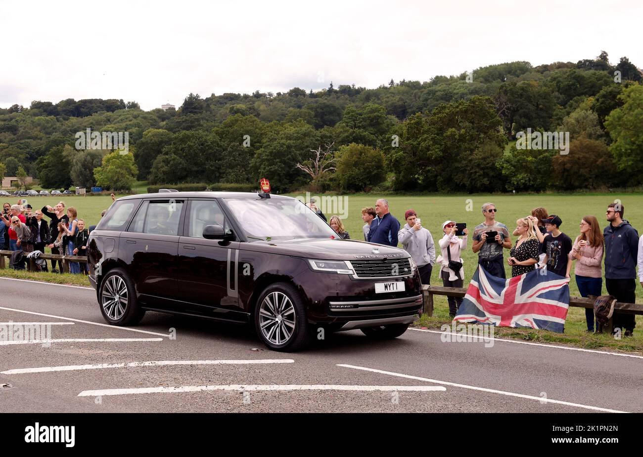 La princesse Royale suit dans une voiture derrière la "State Hearse" qui porte le cercueil de la reine Elizabeth II, alors qu'elle traverse Runnymede lors de son voyage de l'état funéraire à l'abbaye de Westminster, Londres, à un service de committal à la chapelle St George à Windsor Castle, Berkshire. Date de la photo: Lundi 19 septembre 2022. Banque D'Images