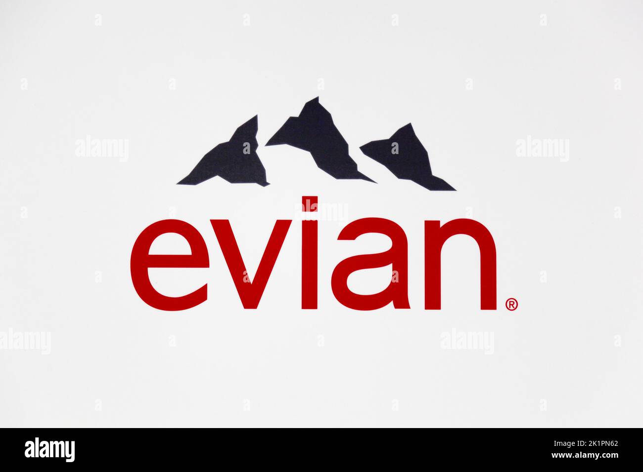 Francfort, Allemagne - 30 juillet 2017 : Evian est une société française qui enbouteille et commercialise des eaux minérales provenant de plusieurs sources près d'Evian-les-bains Banque D'Images