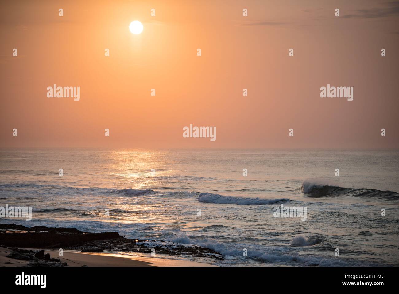 Le magnifique coucher de soleil sur la plage Banque D'Images