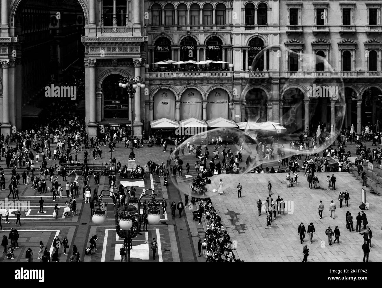Vue aérienne en niveaux de gris de Milan, Italie, Piazza del Duomo, Galleria Vittorio Emanuele II Banque D'Images