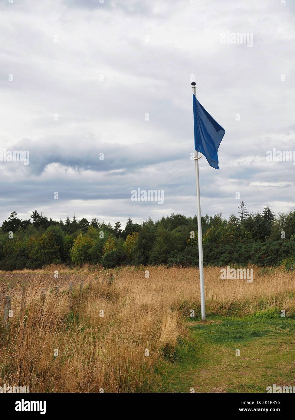 Un drapeau suspendu de la perche à Culloden Banque D'Images