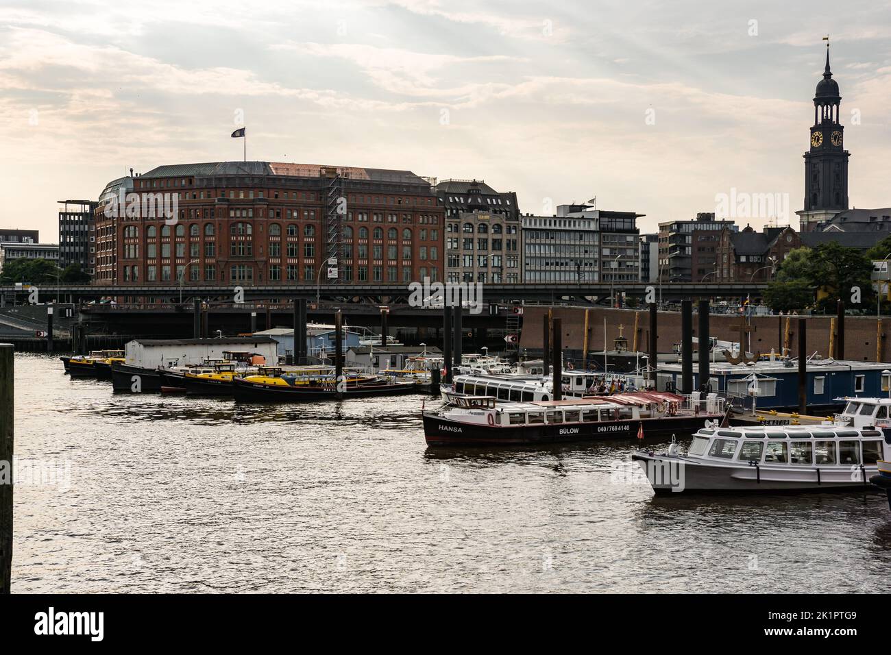 L'architecture dans le port de Hambourg avec divers bâtiments et navires en Allemagne Banque D'Images