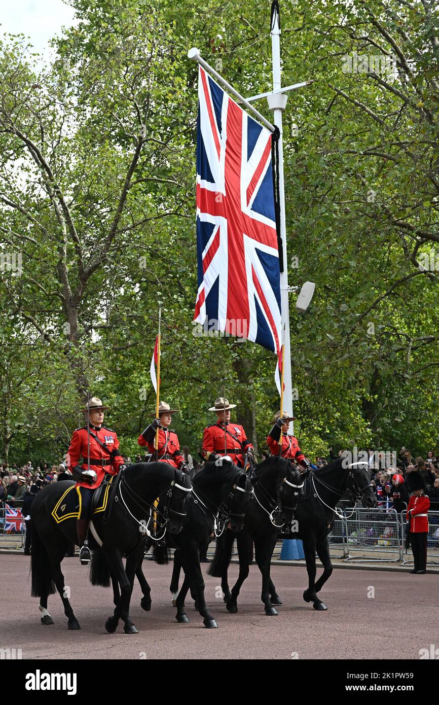 Des membres de la Gendarmerie royale du Canada longent le Mall pendant le funérailles d'État de la reine Elizabeth II à l'abbaye de Westminster à Londres. Date de la photo: Lundi 19 septembre 2022. Banque D'Images
