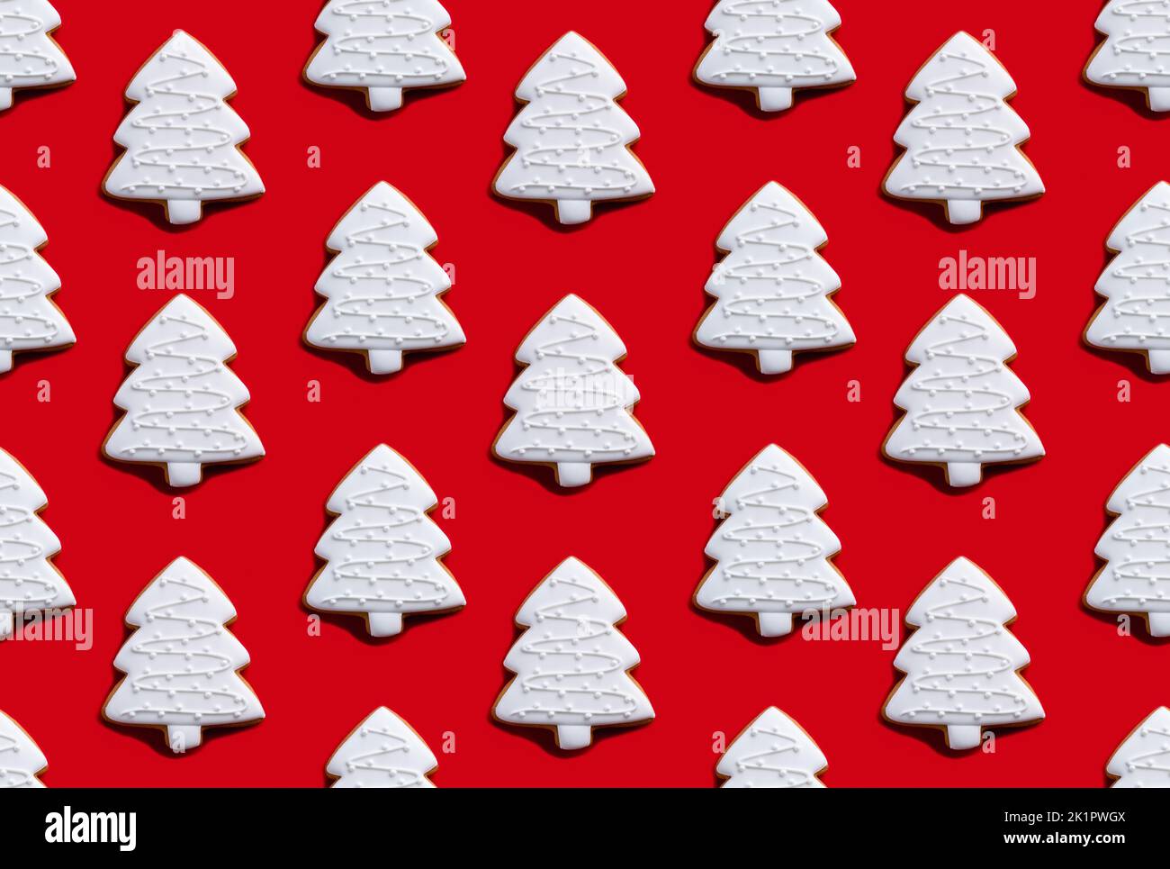Motif sapin de Noël blanc. Arrière-plan rouge sans couture. Décoration art festif. Symbole des vacances d'hiver. Arrangement abstrait créatif symétrique Banque D'Images
