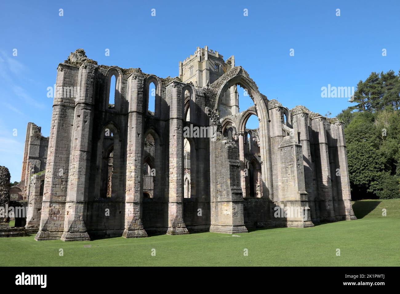 Les ruines de l'abbaye de Fountains, un monastère cistercien près de Ripon dans le North Yorkshire, Angleterre, Royaume-Uni. Banque D'Images