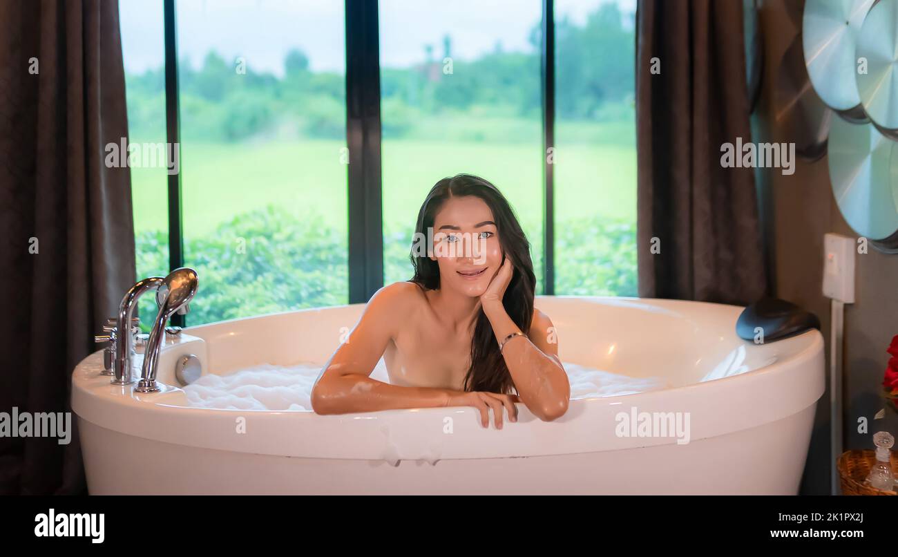 Asiatique Sexy jeune femme modèle dans la baignoire, appréciant dans l'hôtel spa. Banque D'Images