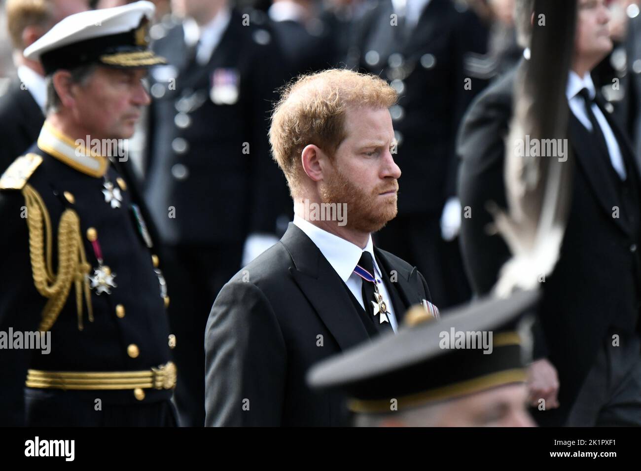 Le duc de Sussex suit le cercueil de la reine Élisabeth II lors de la procession de cérémonie du funérailles d'État de la reine Élisabeth II, qui s'est tenue à l'abbaye de Westminster, à Londres. Date de la photo: Lundi 19 septembre 2022. Banque D'Images