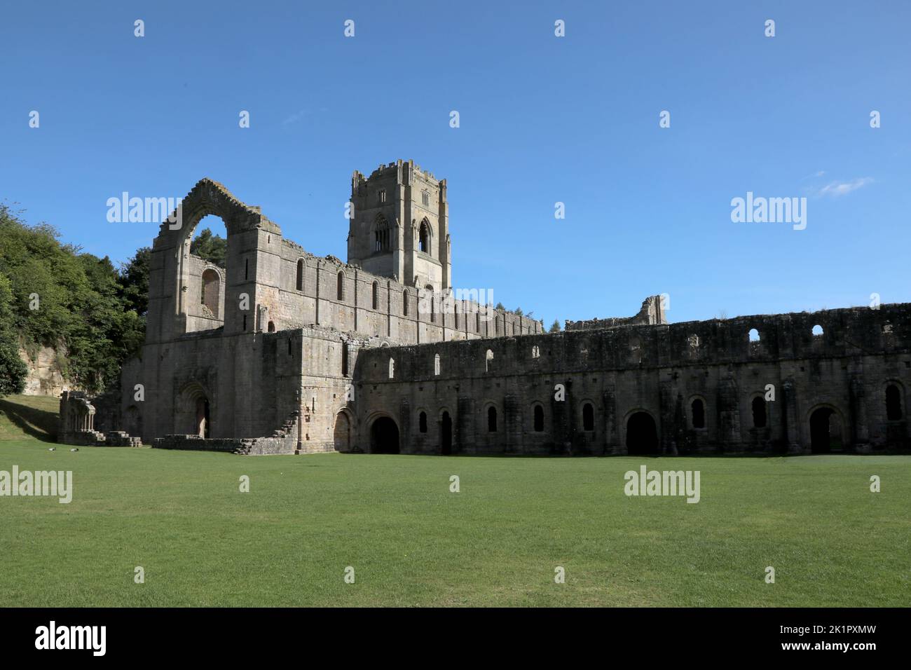 Les ruines de l'abbaye de Fountains, un monastère cistercien près de Ripon dans le North Yorkshire, Angleterre, Royaume-Uni. Banque D'Images