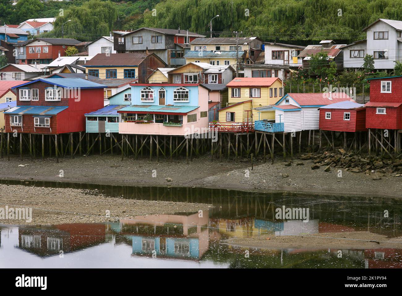 Chili, île Chiloe - Palafitos traditionnel construit le long du Rio Gamboa dans la capitale Castro sont construits sur des pilotis ou des poteaux. Banque D'Images