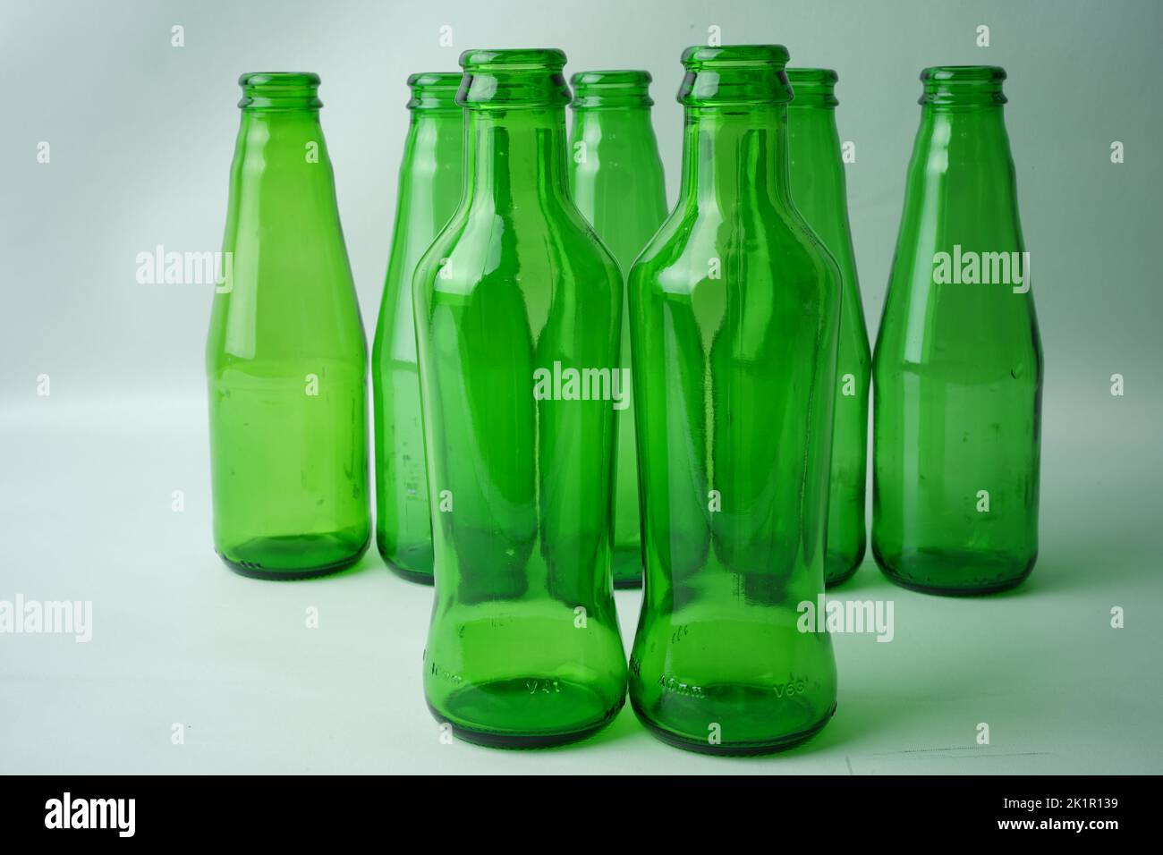 Bouteilles de soda en verre sur fond blanc Banque D'Images