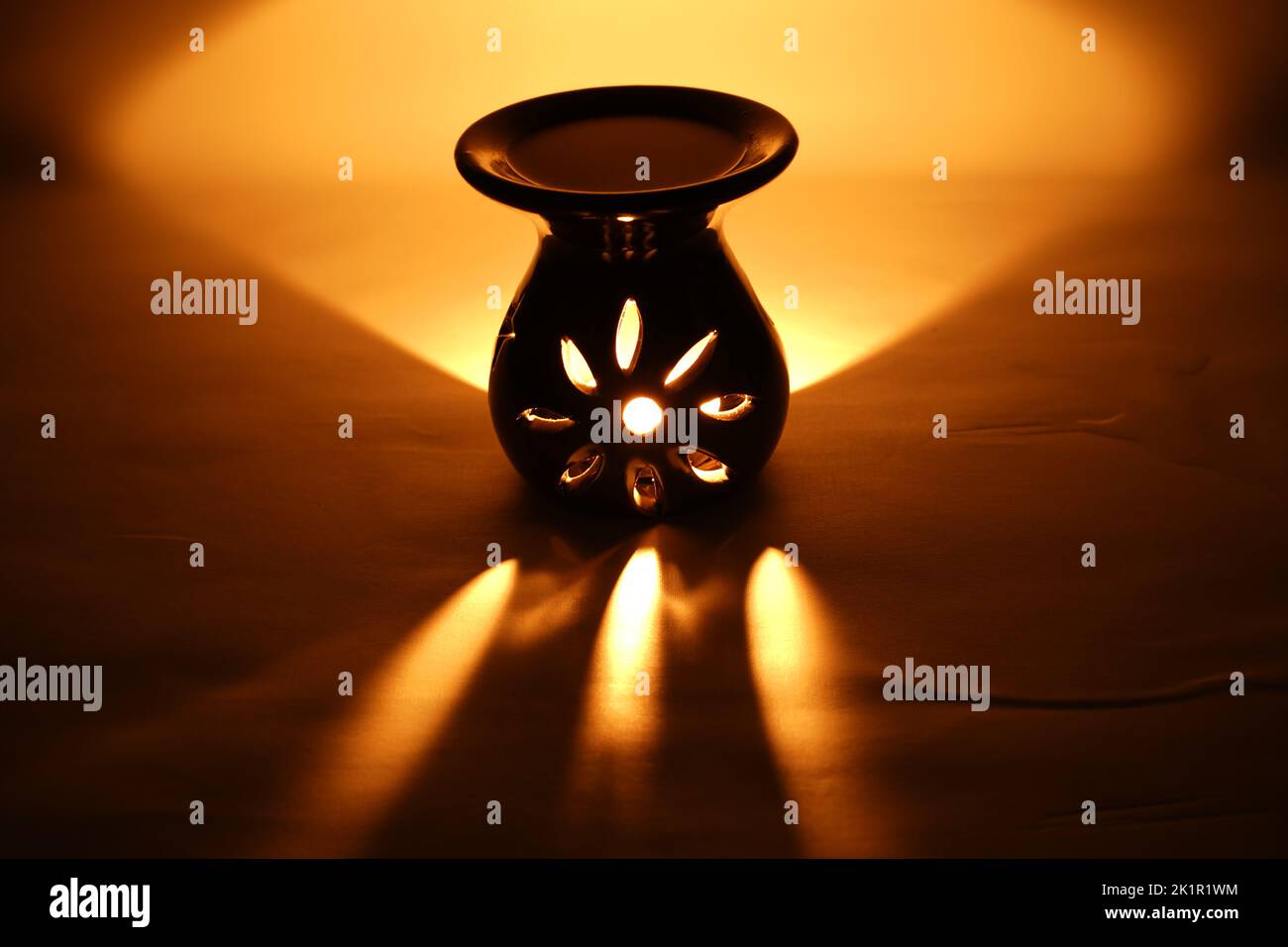 diffuseur de brûleur d'encens avec fume et fond blanc.lanterne arabe ornementale avec bougie allumée à la main. Banque D'Images