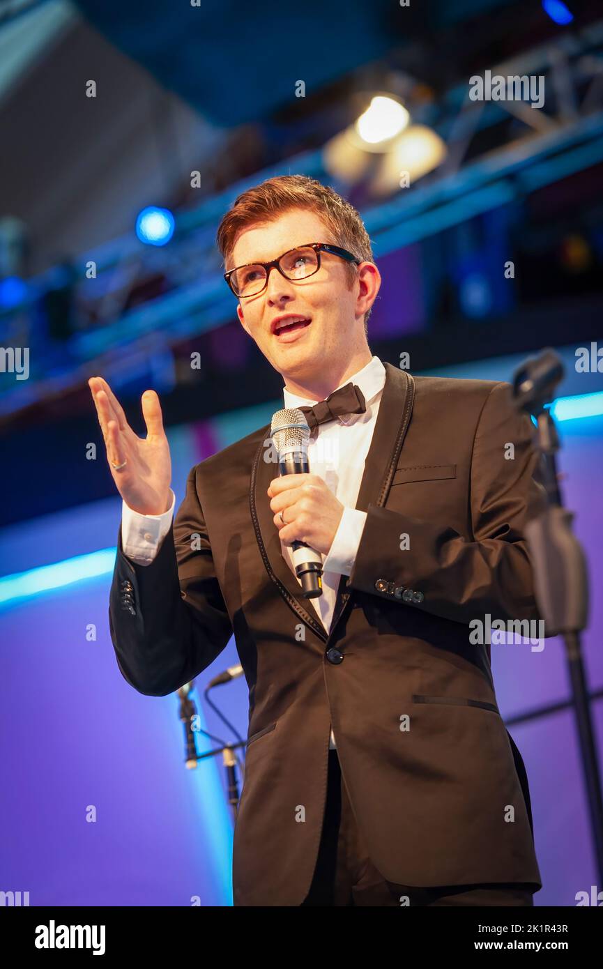 Fondateur de la chorale et de la chorale militaire des femmes, Gareth Malone, sur scène à l'Eisteddfod musical International de Llangollen Banque D'Images