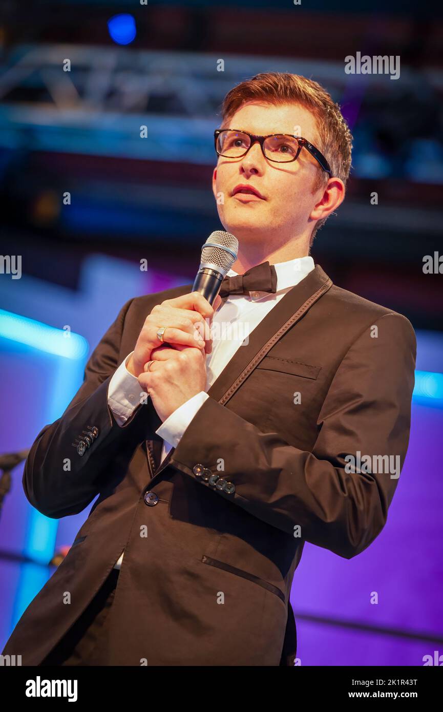 Fondateur de la chorale et de la chorale militaire des femmes, Gareth Malone, sur scène à l'Eisteddfod musical International de Llangollen Banque D'Images