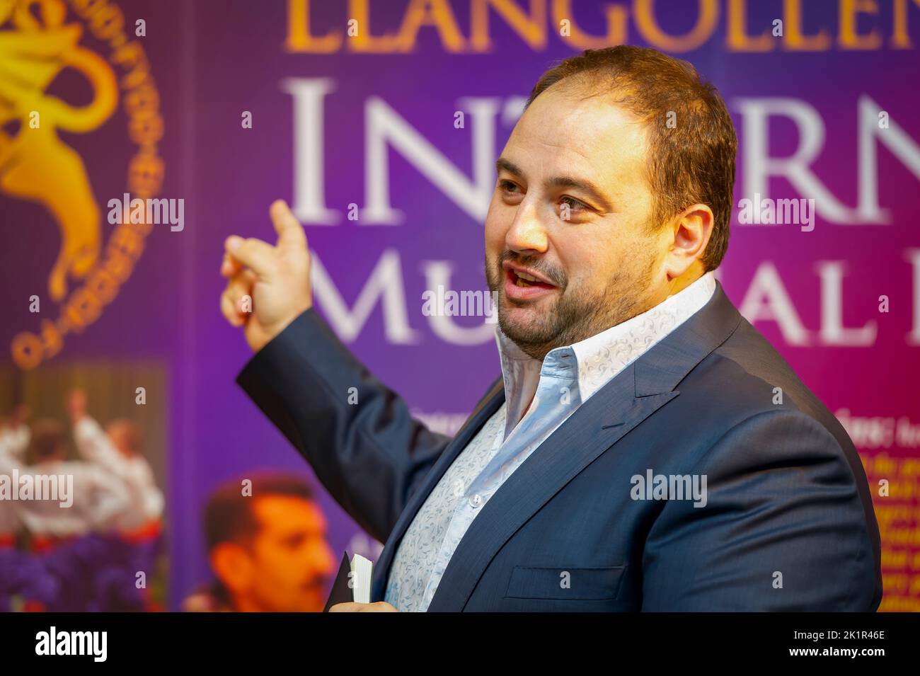 La chanteuse d'opéra galloise Wynne Evans, (de la renommée de Go compare), visite de l'Eistedfod musicale internationale de Llangollen, à Llangollen, au nord du pays de Galles, au Royaume-Uni. Banque D'Images