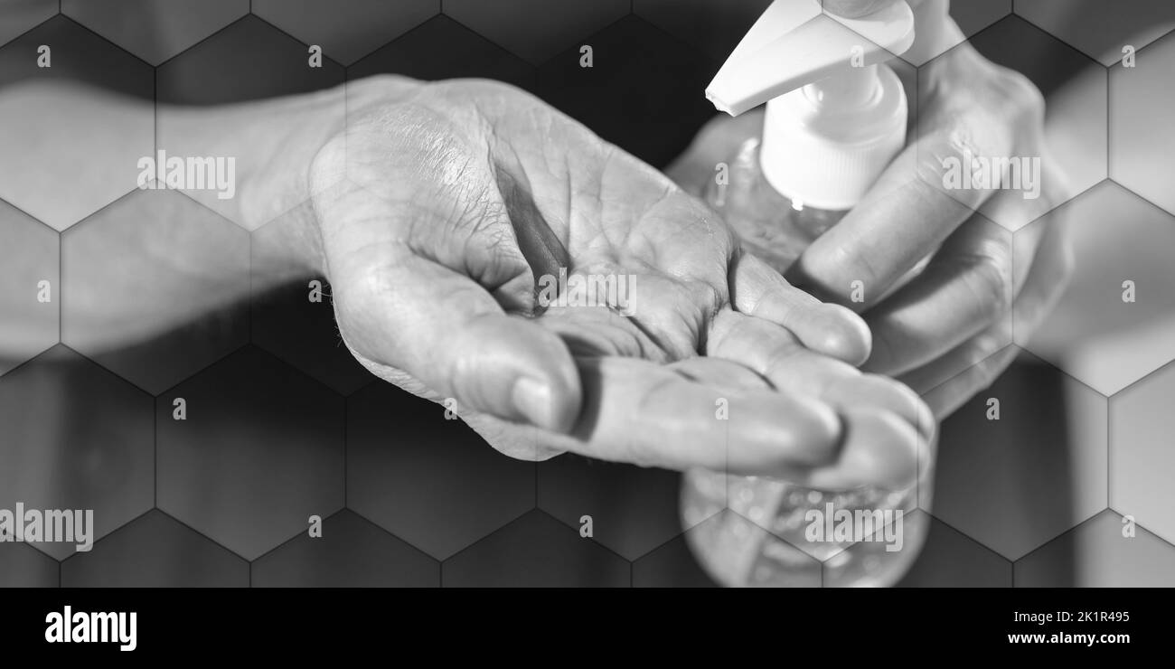 Une femme se presse à la main sur un flacon de gel d'alcool assainisseur ; prévention des infections virales et bactériennes, schéma géométrique Banque D'Images