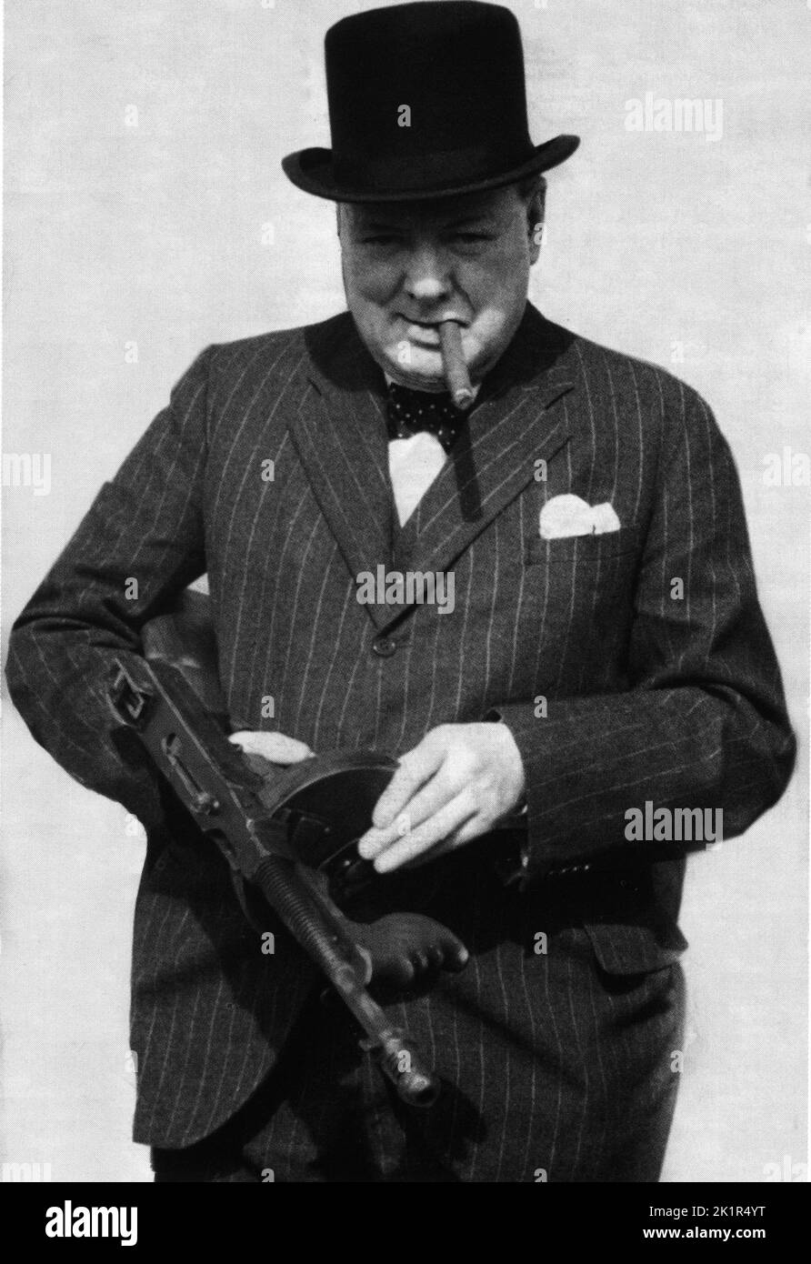 Winston Churchill faisant la démonstration de la mitrailleuse « Thompson » 1941 Banque D'Images