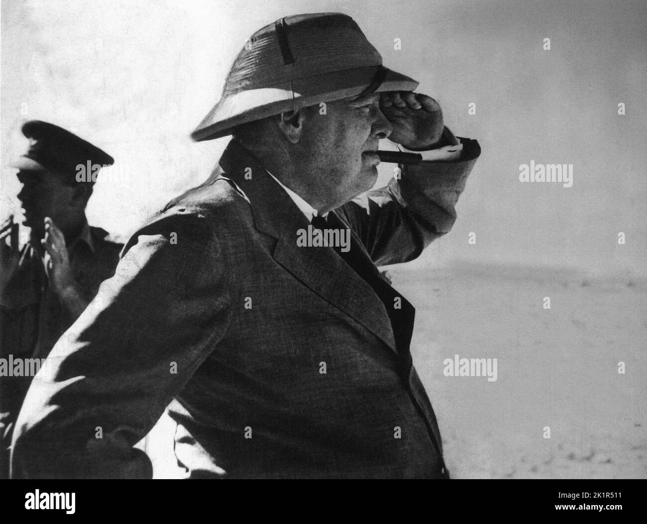 Winston Churchill faisant une visite aux troupes dans le désert occidental, en Afrique du Nord. 1942 Banque D'Images