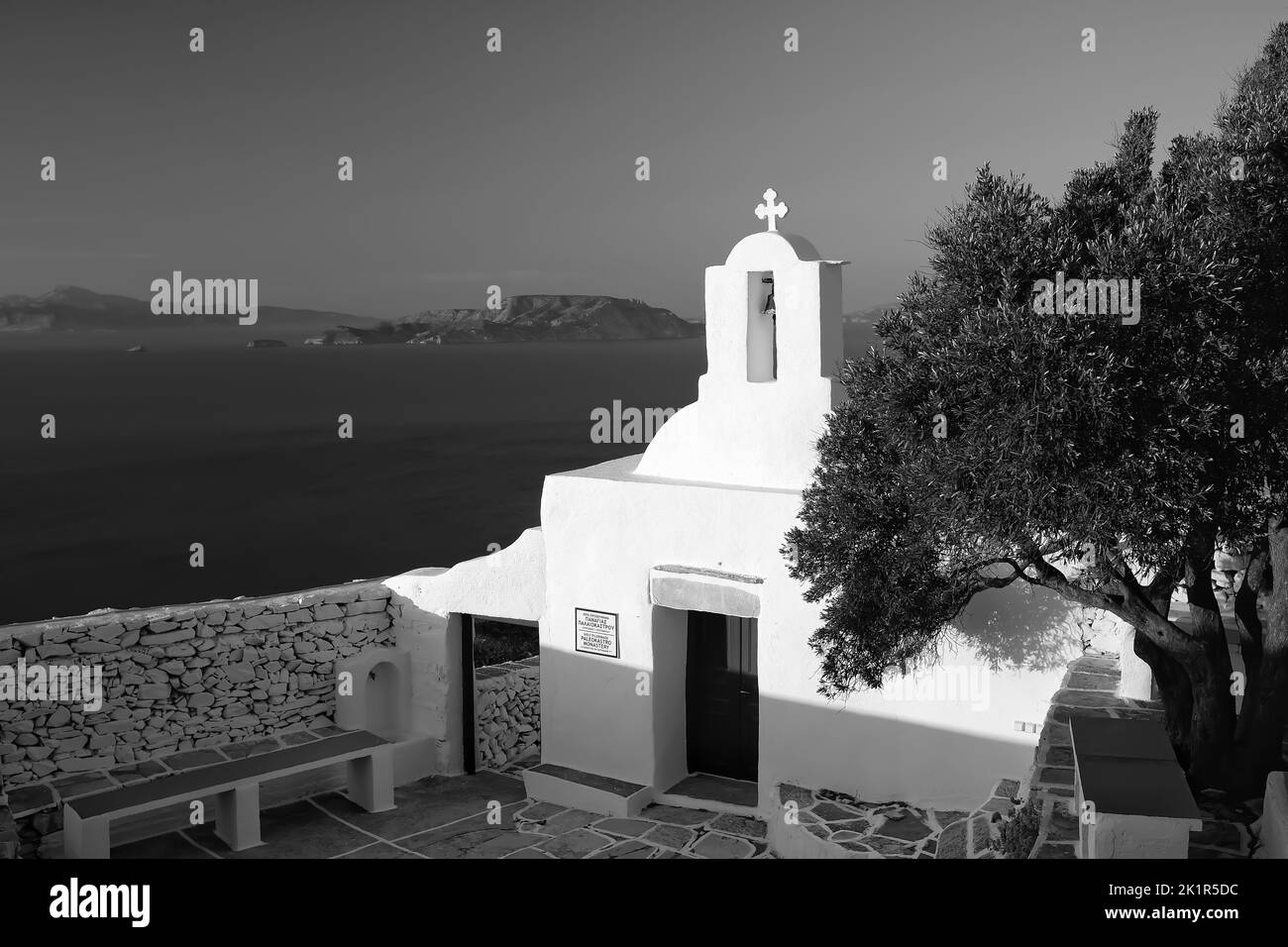 Vue sur le magnifique monastère de Paleokastro blanchi à la chaux et sur la mer Égée en arrière-plan, en noir et blanc Banque D'Images