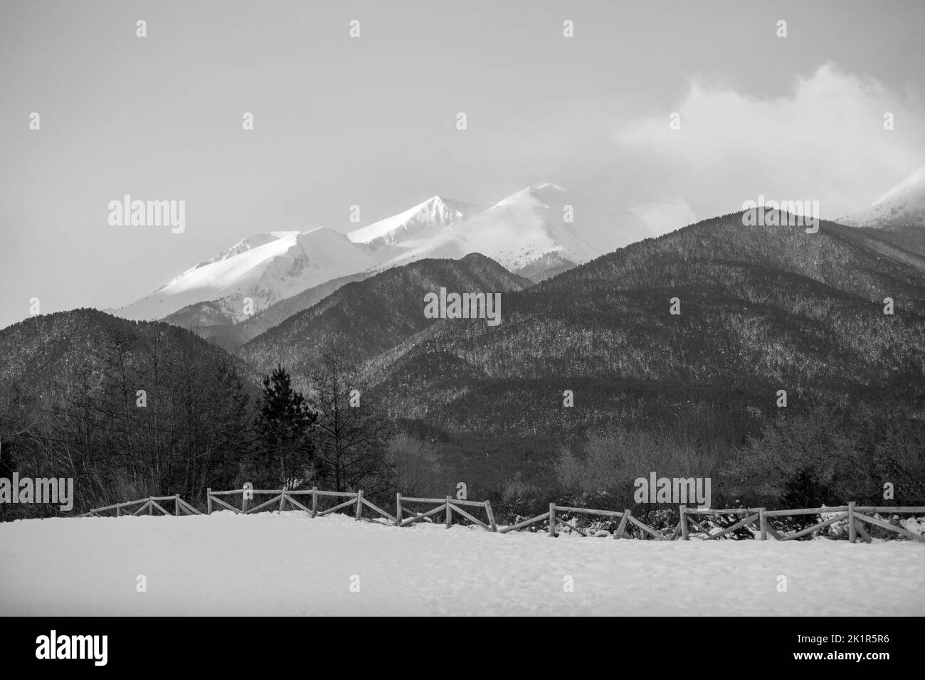 Bansko, Bulgarie Voyage paysage d'hiver panorama de neige Pirin sommets de montagne au lever du soleil, noir et blanc Banque D'Images