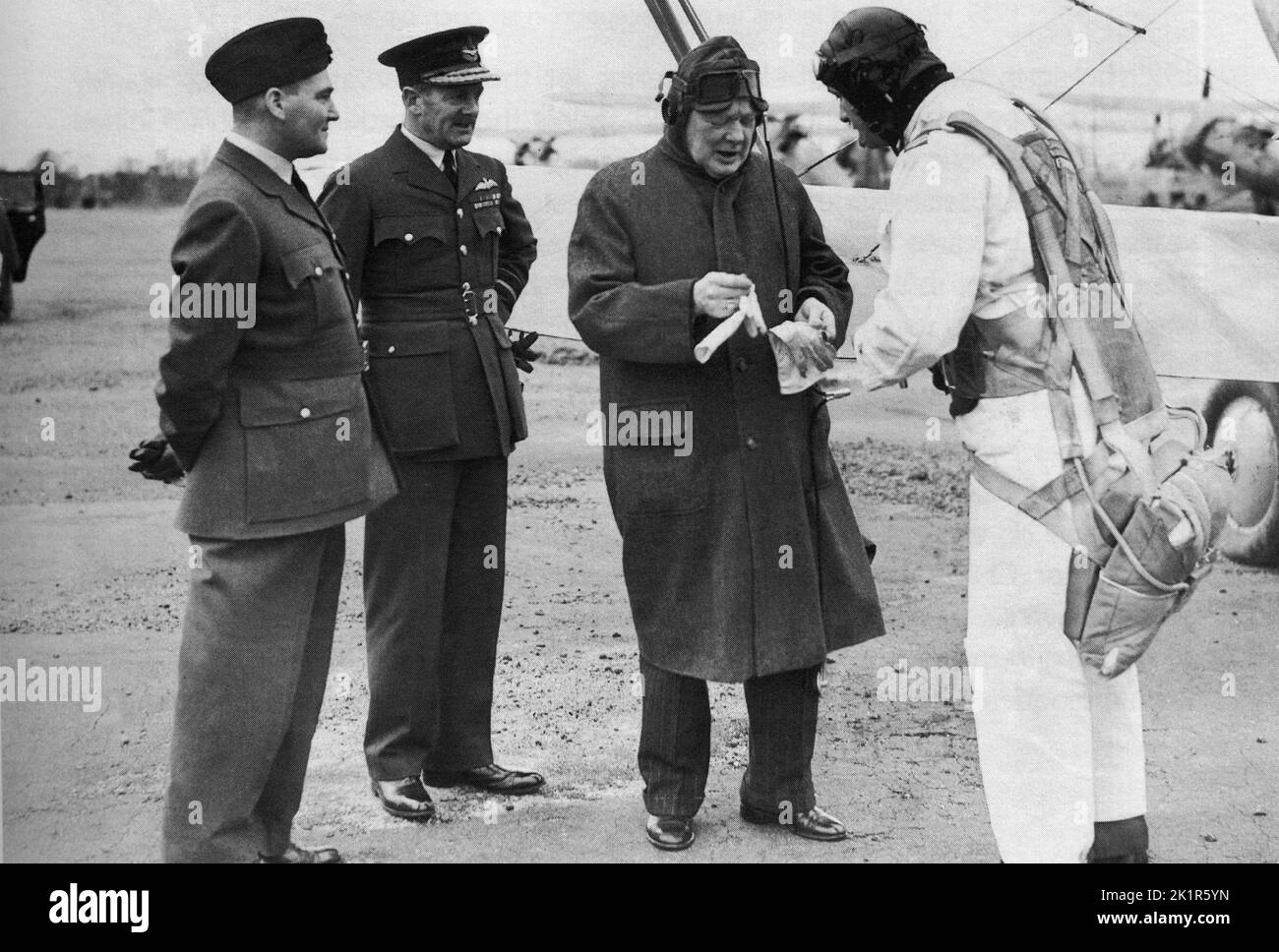 Winston Churchill en tant que commodore honoraire de l'air prendre un vol en tant que co=pilote à l'aérodrome de Kenley.16th avril 1939 Banque D'Images
