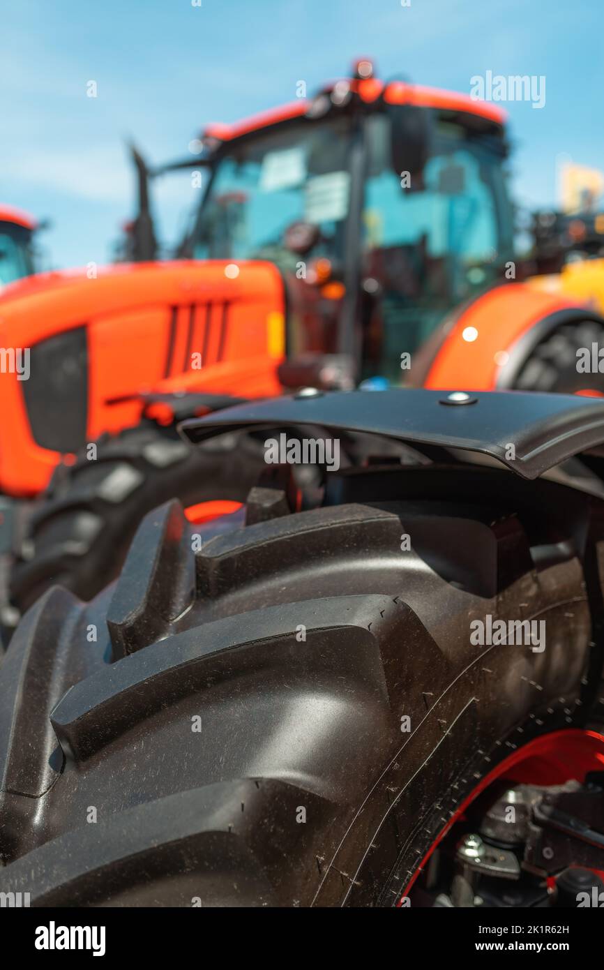 Gros plan sur les pneus de tracteur agricole, détails sur les machines agricoles Banque D'Images