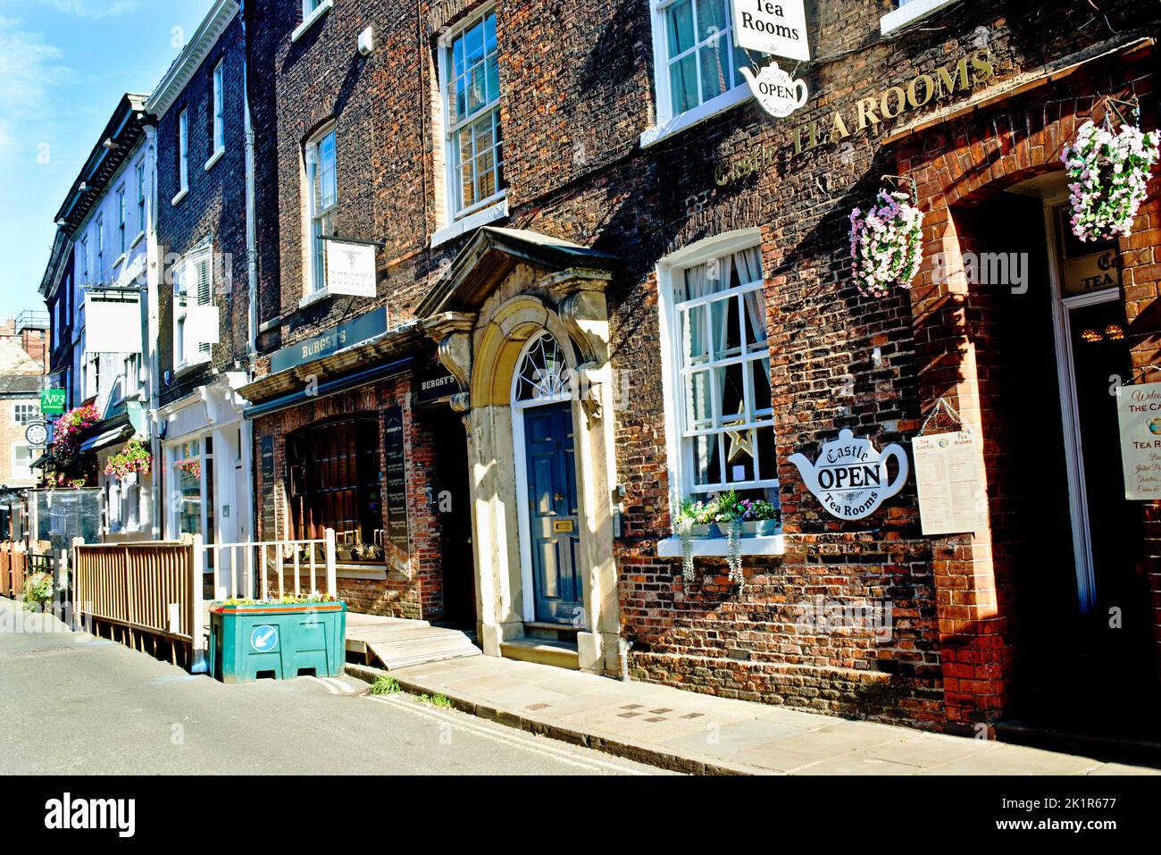 Salons de thé et pubs, Castlegate, York, Angleterre Banque D'Images