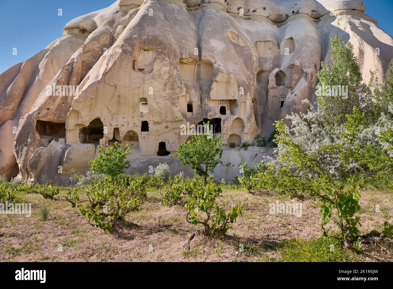 Maisons en pierre sculptée ou maisons de grotte dans le paysage de la ...