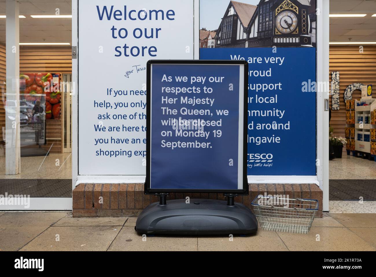 Milngavie, Écosse, Royaume-Uni - 18 septembre 2022: Panneau devant le magasin Tesco à Milngavie disant «comme nous payons nos respects à sa Majesté la Reine, nous le serons Banque D'Images