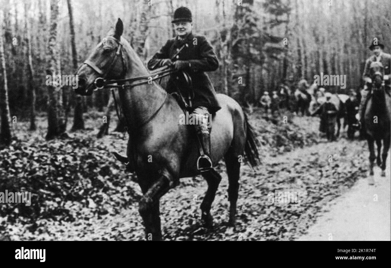 Winston Churchill à cheval sur une chasse au sanglier en Normandie.1927 Banque D'Images