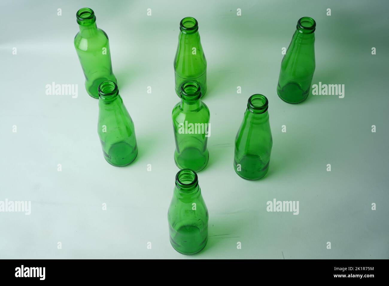 Bouteilles de soda en verre sur fond blanc Banque D'Images