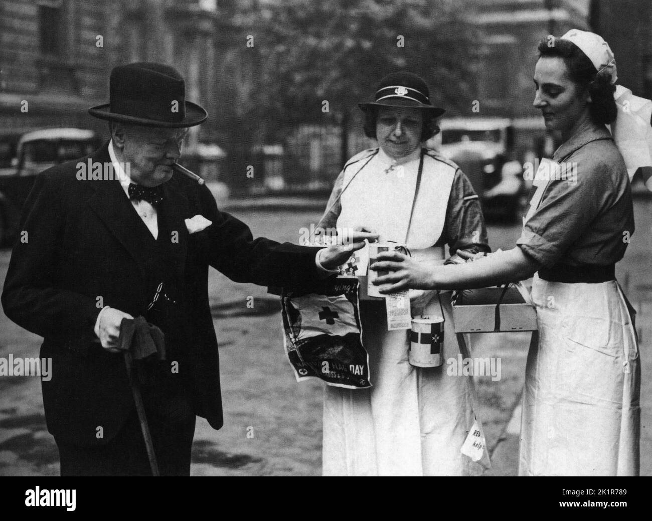 Winston Churchill fait un don à la Croix-Rouge. Londres 1941 Banque D'Images