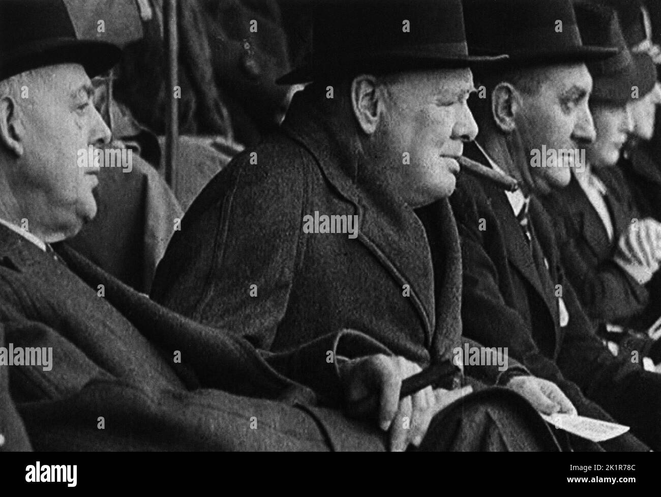 Winston Churchill regardant le match de football Angleterre contre Ecosse à Wembley. Octobre 1941 Banque D'Images