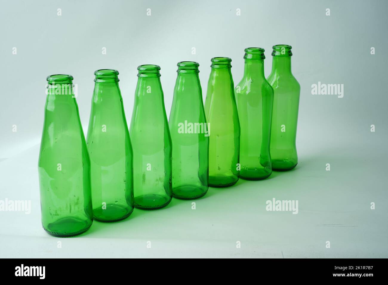 Bouteilles de soda en verre sur fond blanc Banque D'Images