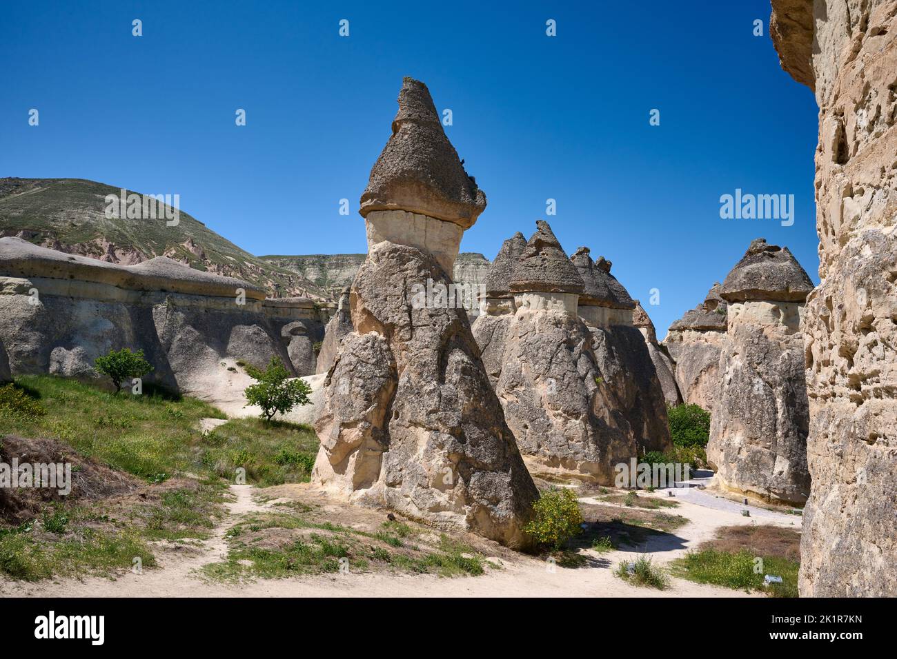 paysage-pittoresque-de-rochers-en-gr-s-fa-onn-s-c-l-bres-chemin-es-de