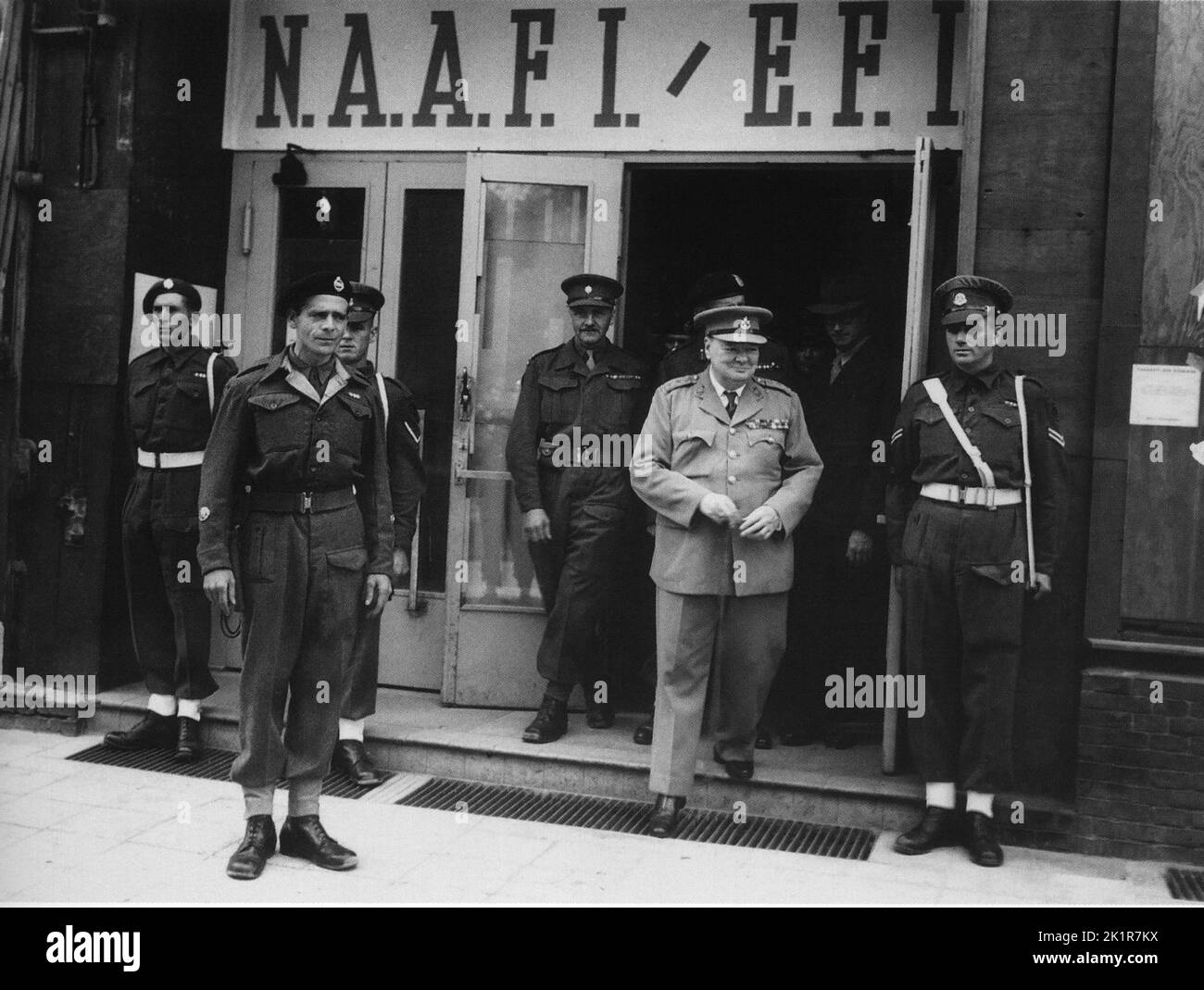 Winston Churchill à Berlin pour la conférence de Potsdam. Inspecte un établissement de N.A.A.F.I. 1945 Banque D'Images