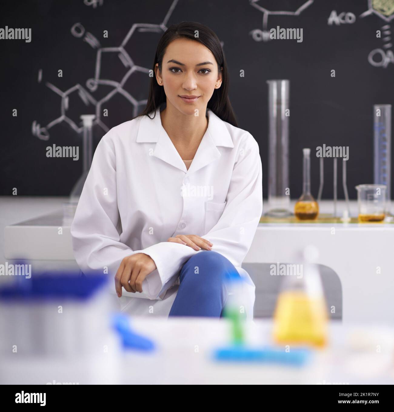 Shes un vrai génie. Portrait d'une scientifique assise dans un laboratoire Banque D'Images