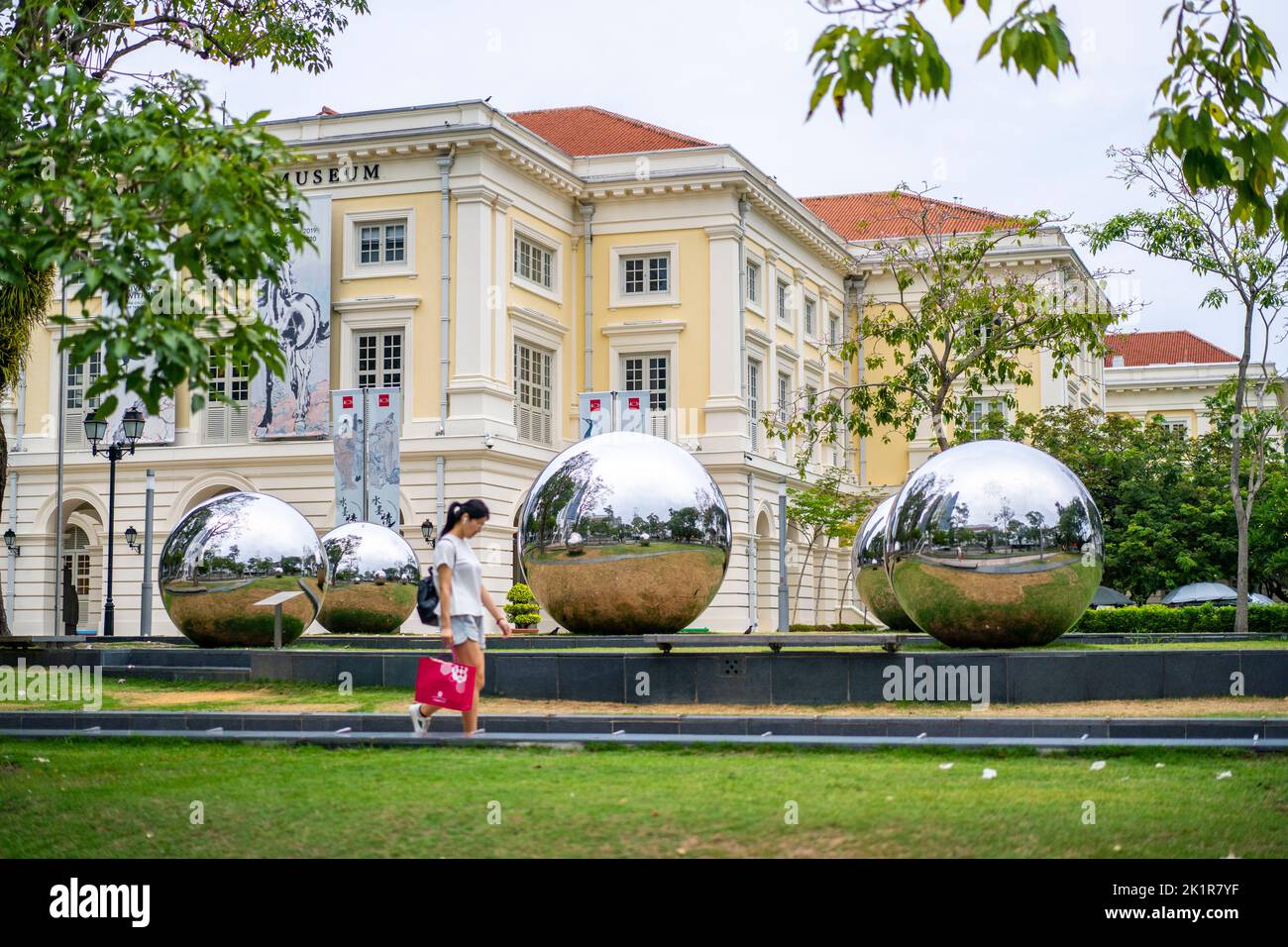 Installation artistique de boules de miroirs dans le Musée des civilisations asiatiques Green sur la rive du fleuve Singapour. Singapour Banque D'Images