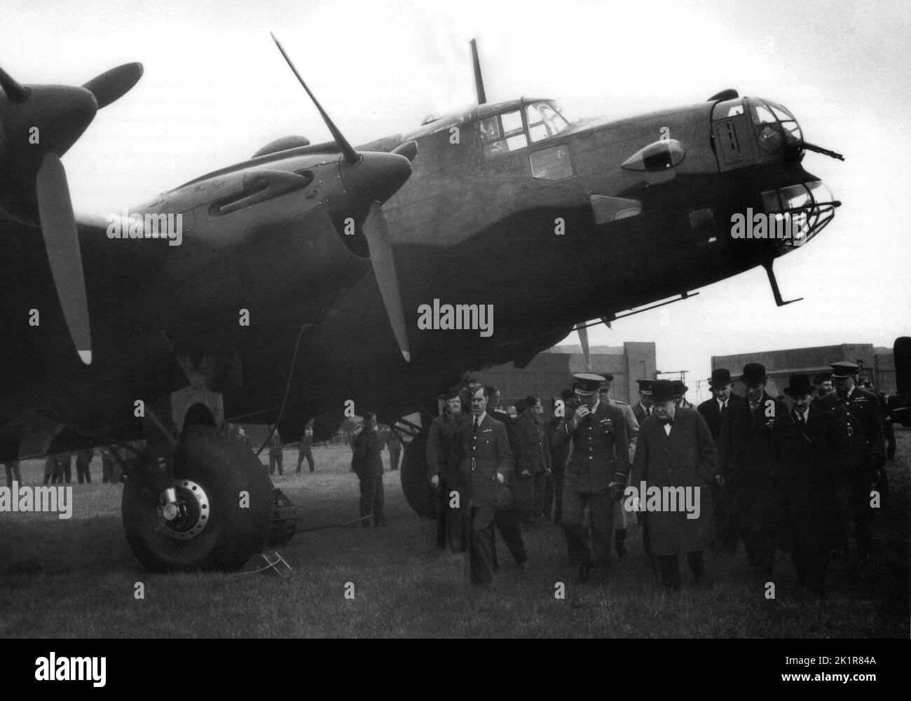 Winston Churchill inspecte un bombardier lourd de Halifax à l'aérodrome de Northolt, juillet 1941 Banque D'Images